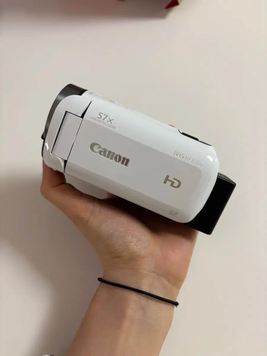 キャノン　Canon ivis HF R700 HD ホワイト Amazon.com : Canon VIXIA HF R700 Full HD Camcorder (White